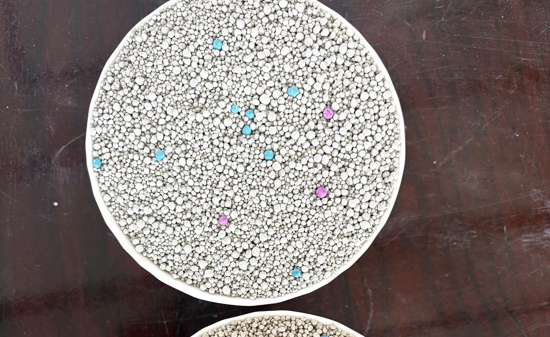 Premium clumping bentonite cat litter