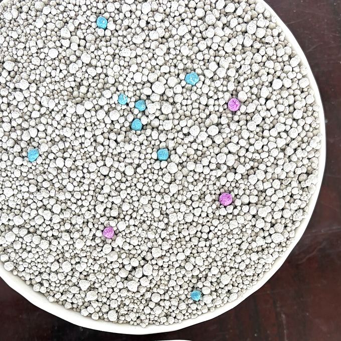 White clumping bentonite litter